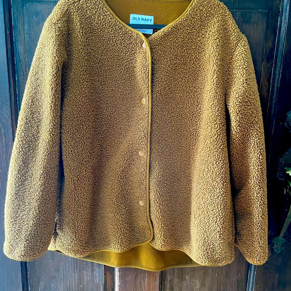 Old navy boucle teddy bear snap jacket. Shirttail hem, jersey lining. Petite